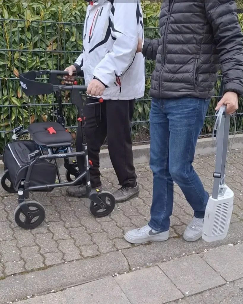 Alltagsbegleitung bei einem gemeinsamen Weg außer Haus mit Rollator