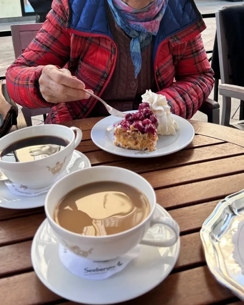 Gemeinsame Zeit bei Kaffee und Kuchen während der Alltagsbetreuung